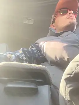 Snapshot of bigmerc chatting on 10/19/25, 03:01 bigmerc online show from 10/19/25, 03:01