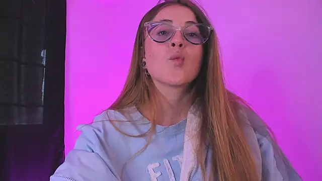 Snapshot of tekila__ chatting on 12/27/24, 10:05 tekila online show from 12/27/24, 10:05