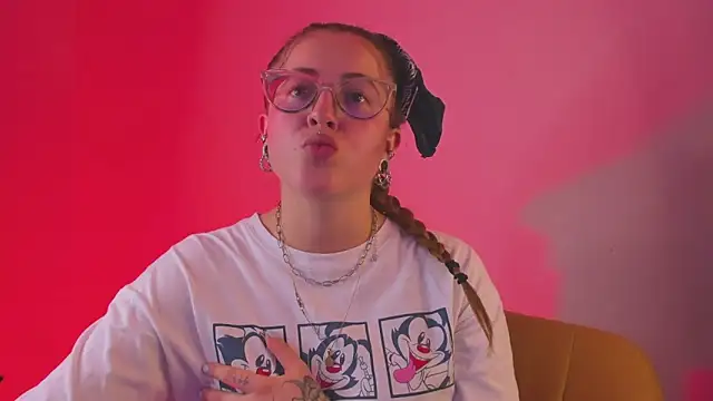 Snapshot of tekila__ chatting on 02/05/25, 11:28 tekila online show from 02/05/25, 11:28