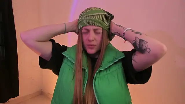 Snapshot of tekila__ chatting on 02/21/25, 06:48 tekila online show from 02/21/25, 06:48