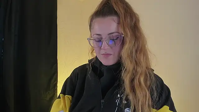 Snapshot of tekila__ chatting on 03/11/25, 10:53 tekila online show from 03/11/25, 10:53