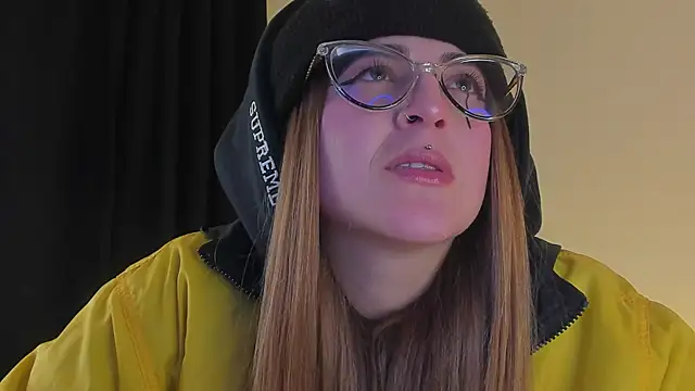 Snapshot of tekila__ chatting on 03/14/25, 12:43 tekila online show from 03/14/25, 12:43