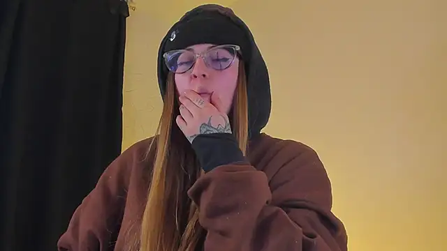 Snapshot of tekila__ chatting on 03/17/25, 11:54 tekila online show from 03/17/25, 11:54