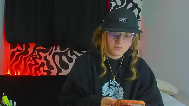 Snapshot of tekila__ chatting on 10/24/25, 10:39 tekila online show from 10/24/25, 10:39