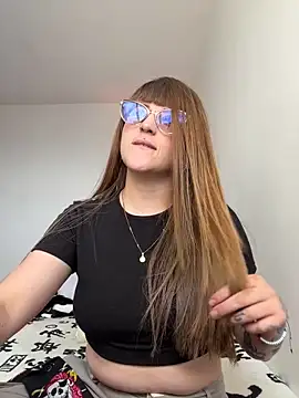 Snapshot of tekila__ chatting on 11/19/25, 09:04 tekila online show from 11/19/25, 09:04