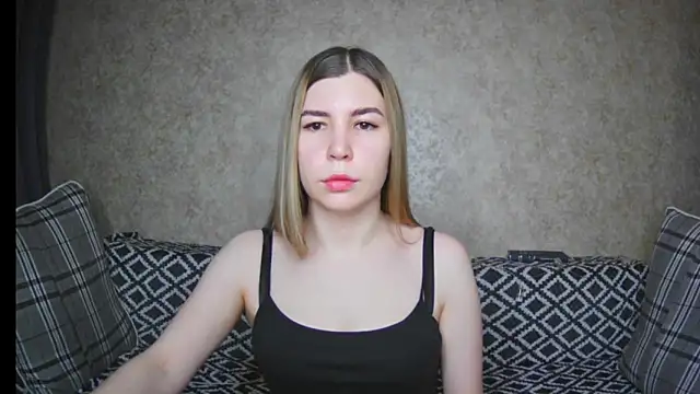 Snapshot of ElllaNuar chatting on 12/12/24, 01:21 ElllaNuar online show from 12/12/24, 01:21