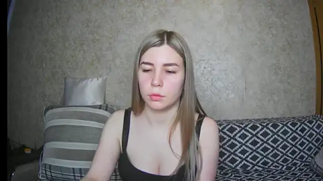 Snapshot of ElllaNuar chatting on 03/10/25, 04:49 ElllaNuar online show from 03/10/25, 04:49