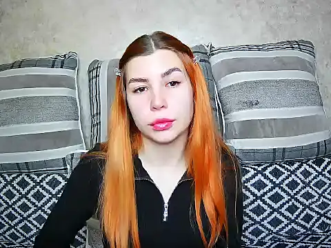 Snapshot of ElllaNuar chatting on 09/15/25, 04:45 ElllaNuar online show from 09/15/25, 04:45