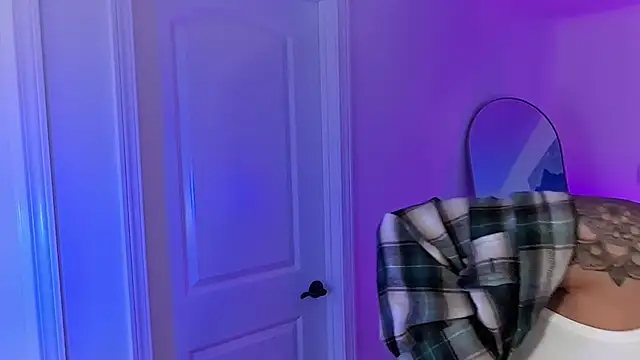 Snapshot of OutdoorXventure chatting on 10/27/25, 04:05 OutdoorXventure online show from 10/27/25, 04:05