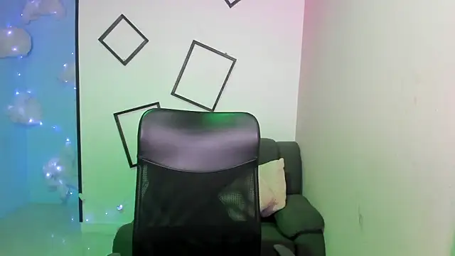 Snapshot of Aurora_18 chatting on 10/23/25, 02:49 Aurora 18 online show from 10/23/25, 02:49