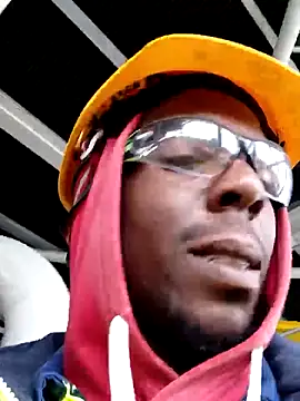 Snapshot of blackman933z chatting on 10/27/25, 12:42 blackman933z online show from 10/27/25, 12:42