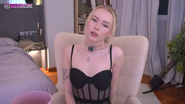 Snapshot of LexieLoree chatting on 05/16/26, 03:03 LexieLoree online show from 05/16/26, 03:03