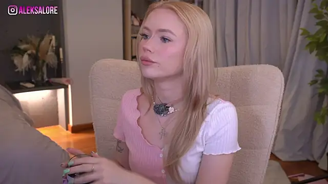 Snapshot of LexieLoree chatting on 06/10/26, 02:56 LexieLoree online show from 06/10/26, 02:56