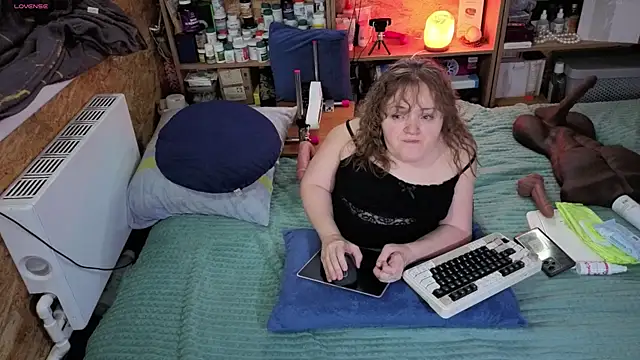 MiniNatalie online show from 11/25/25, 06:02