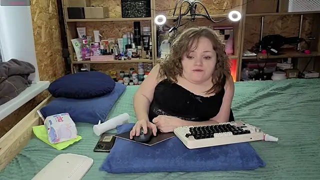 Snapshot of MiniNatalie chatting on 12/22/25, 06:21 MiniNatalie online show from 12/22/25, 06:21