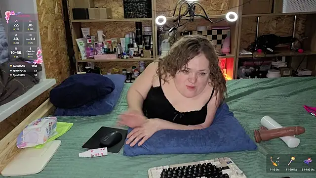 Snapshot of MiniNatalie chatting on 12/22/25, 06:27 MiniNatalie online show from 12/22/25, 06:27