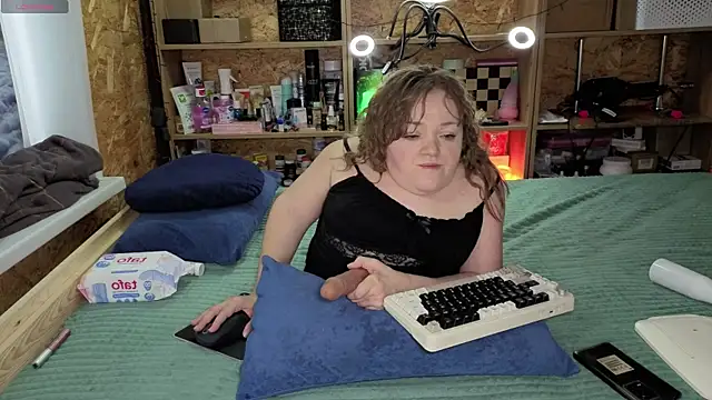 Snapshot of MiniNatalie chatting on 12/23/25, 06:44 MiniNatalie online show from 12/23/25, 06:44