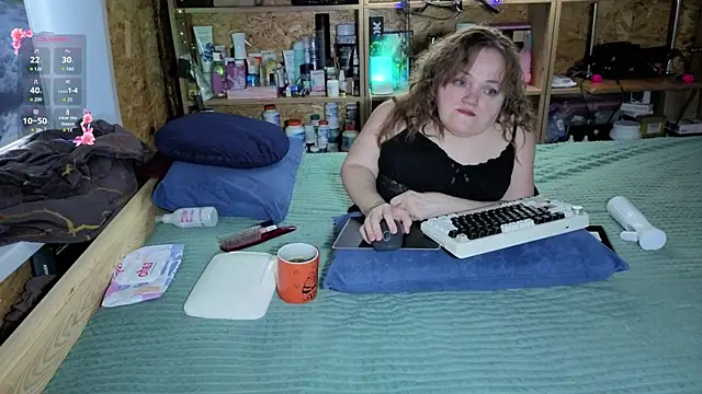 Snapshot of MiniNatalie chatting on 01/11/26, 09:03 MiniNatalie online show from 01/11/26, 09:03