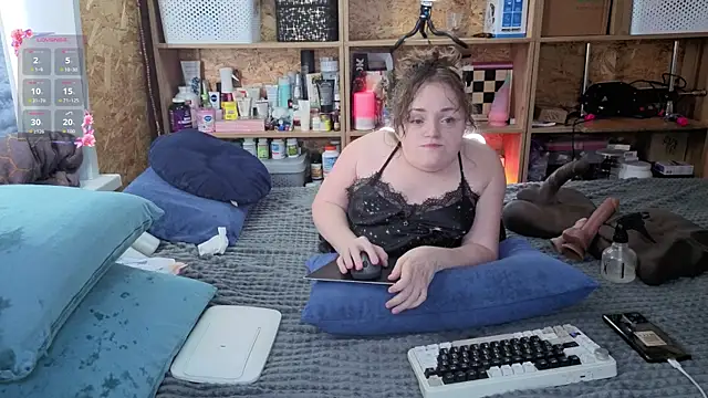 Snapshot of MiniNatalie chatting on 02/25/26, 06:34 MiniNatalie online show from 02/25/26, 06:34