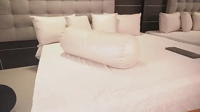 Bella TS  online show from 09/08/25, 10:20