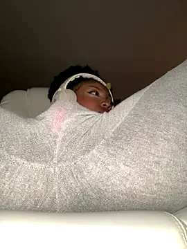 Snapshot of KimiAqua chatting on 11/30/25, 10:03 KimiAqua online show from 11/30/25, 10:03