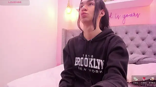 Mia thompson 19 online show from 11/03/25, 03:46