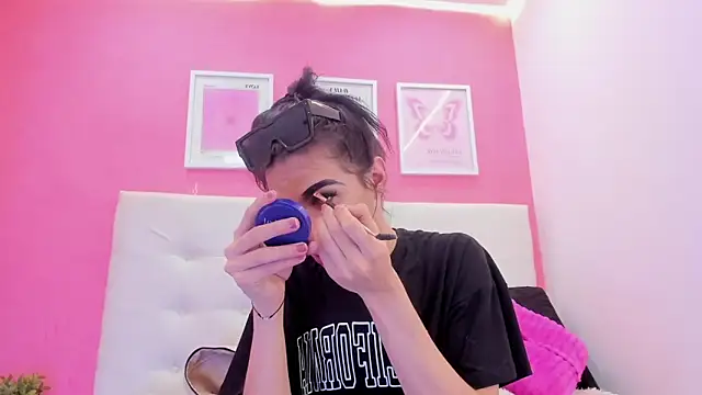 Mia thompson 19 online show from 11/25/25, 05:46