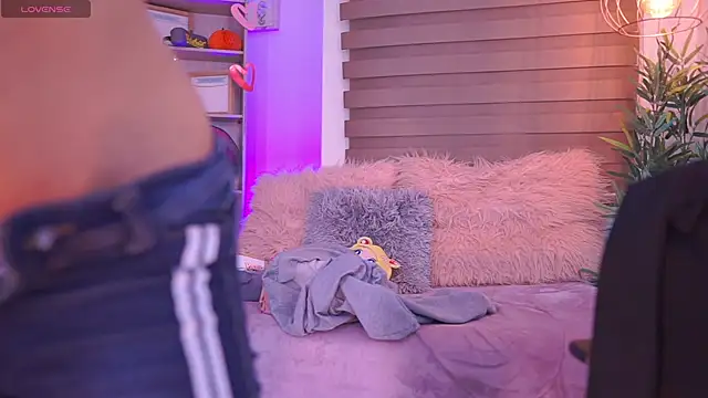 madelyn rose  online show from 09/12/25, 02:00