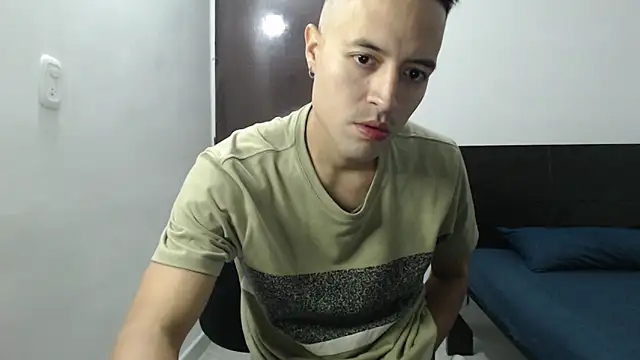 Snapshot of dimitriquiet05 chatting on 12/24/24, 04:11 dimitriquiet05 online show from 12/24/24, 04:11