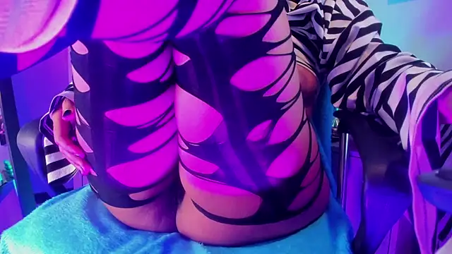 kuromi69 online show from 12/18/25, 04:18