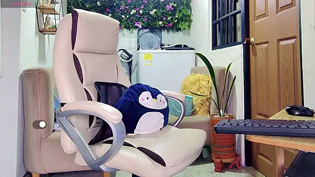 Snapshot of yanella_fire chatting on 04/12/26, 12:32 yanella fire online show from 04/12/26, 12:32