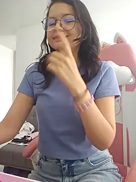 Snapshot of azumiichan chatting on 01/17/26, 05:27 azumiichan online show from 01/17/26, 05:27