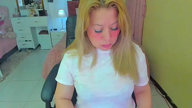 Snapshot of arisha_katy1 chatting on 11/15/25, 11:32 arisha katy1 online show from 11/15/25, 11:32