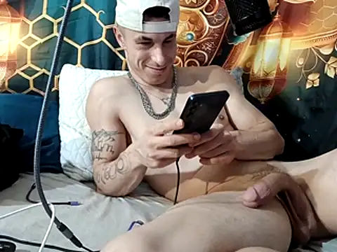 Snapshot of --D-a-D-D-y- chatting on 12/17/25, 01:06 --D-a-D-D-y- online show from 12/17/25, 01:06