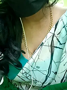 Snapshot of Aishu-tamil09 chatting on 12/16/24, 04:49 Aishu-tamil09 online show from 12/16/24, 04:49