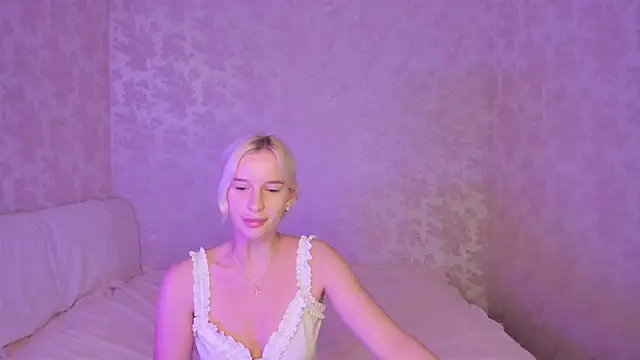 Snapshot of Amanda054 chatting on 09/10/25, 01:00 Amanda054 online show from 09/10/25, 01:00