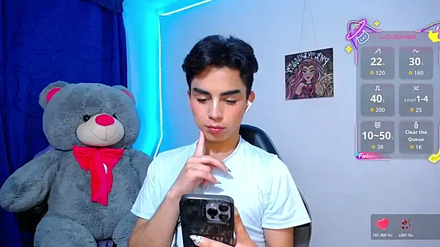 Snapshot of OwenBluee chatting on 05/11/26, 05:35 OwenBluee online show from 05/11/26, 05:35