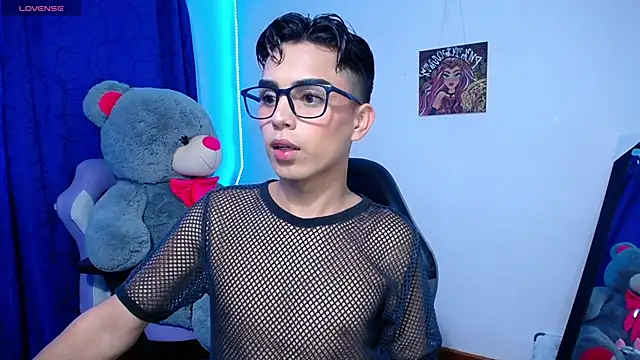 Snapshot of OwenBluee chatting on 05/22/26, 02:22 OwenBluee online show from 05/22/26, 02:22