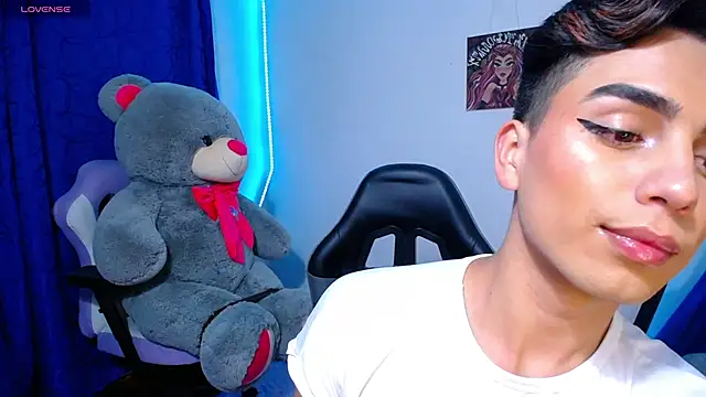 Snapshot of OwenBluee chatting on 05/28/26, 06:43 OwenBluee online show from 05/28/26, 06:43