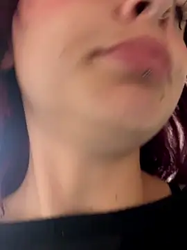 Snapshot of bombom_6 chatting on 10/15/25, 04:18 bombom 6 online show from 10/15/25, 04:18