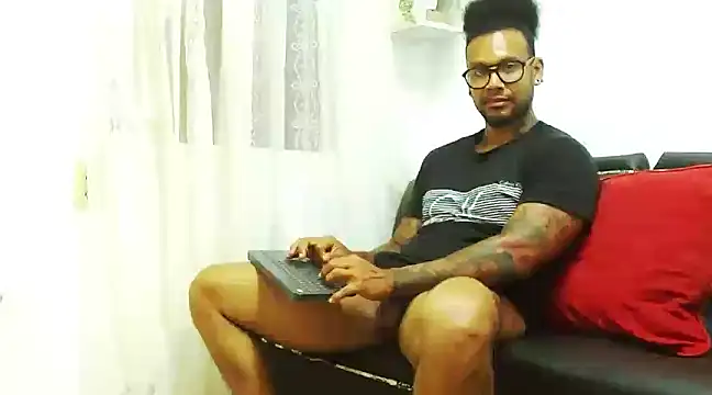 Snapshot of LewisStrong chatting on 01/10/25, 01:21 LewisStrong online show from 01/10/25, 01:21