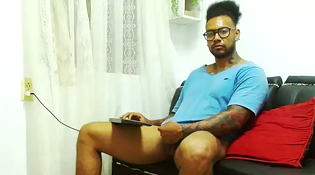 Snapshot of LewisStrong chatting on 01/15/25, 01:02 LewisStrong online show from 01/15/25, 01:02