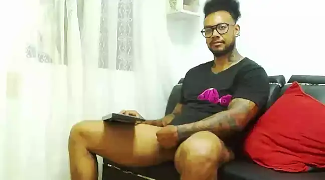 Snapshot of LewisStrong chatting on 01/17/25, 12:20 LewisStrong online show from 01/17/25, 12:20