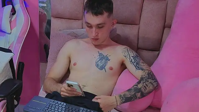 Snapshot of Dylanwhite23_ chatting on 05/07/26, 01:33 Dylanwhite23 online show from 05/07/26, 01:33