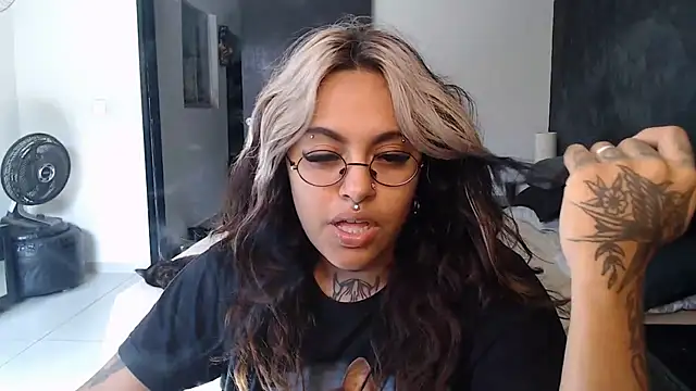 Snapshot of lolafairytail chatting on 11/21/25, 05:22 lolafairytail online show from 11/21/25, 05:22