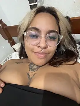 Snapshot of lolafairytail chatting on 12/13/25, 11:10 lolafairytail online show from 12/13/25, 11:10