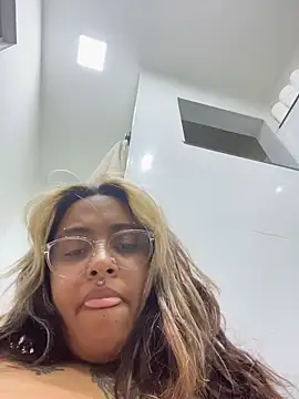 Snapshot of lolafairytail chatting on 12/15/25, 04:00 lolafairytail online show from 12/15/25, 04:00