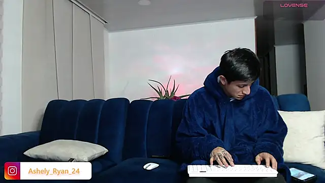 Snapshot of ashely_ryan24 chatting on 02/07/25, 11:55 ashely ryan24 online show from 02/07/25, 11:55