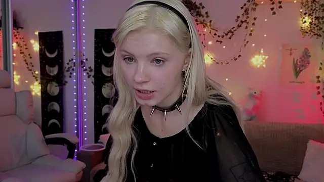 Moonlight Mia online show from 10/25/25, 11:21