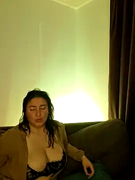 Snapshot of kitty_84 chatting on 12/18/25, 03:23 kitty 84 online show from 12/18/25, 03:23